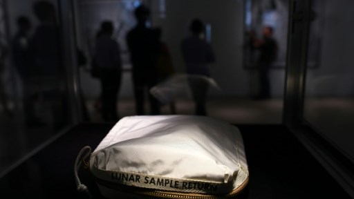 ΗΠΑ: 1,8 εκατ. δολάρια έπιασε σε δημοπρασία ο σάκος του Νιλ Άρμστρονγκ