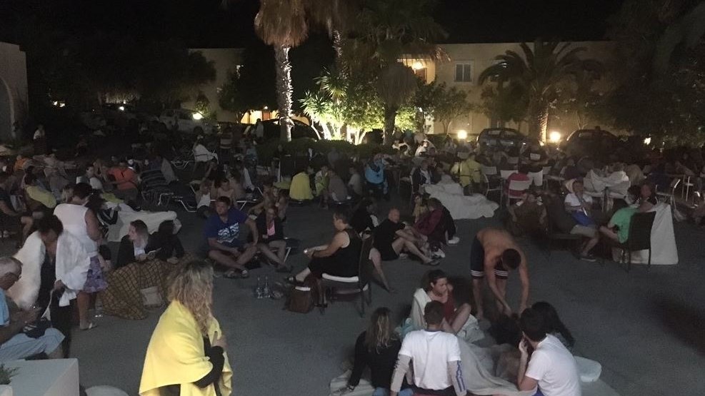 Τουρίστες και κάτοικοι παραμένουν στους δρόμους της Κω – ΦΩΤΟ – ΤΩΡΑ