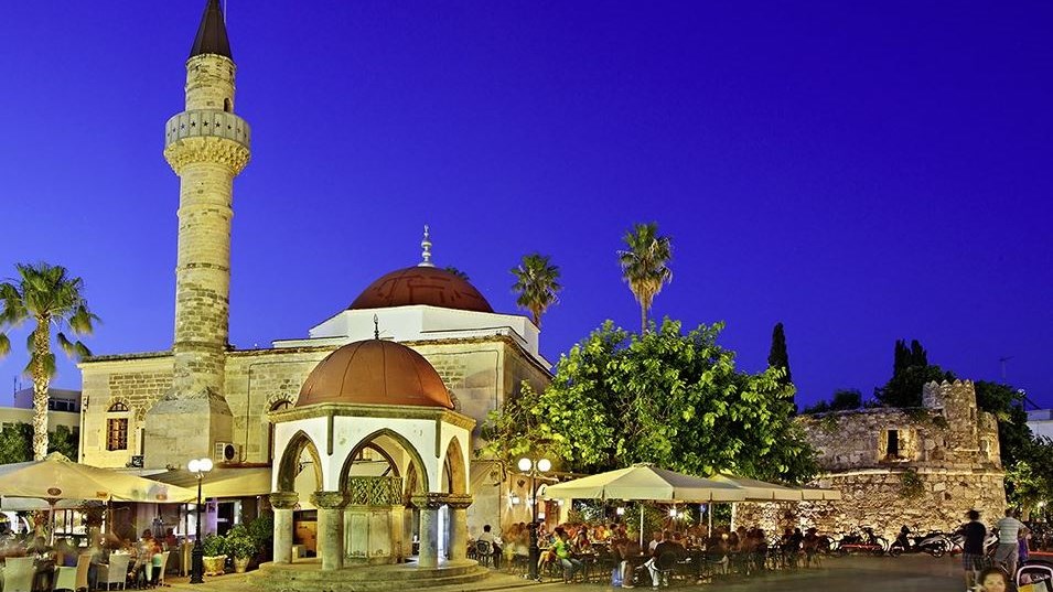 Κατέρρευσε ο μιναρές στην κεντρική πλατεία της Κω – ΦΩΤΟ – ΤΩΡΑ