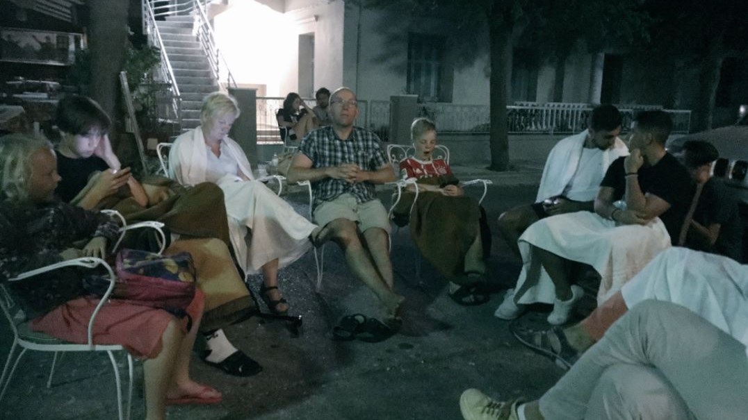 Στους δρόμους της Κω παραμένουν οι τουρίστες – ΤΩΡΑ