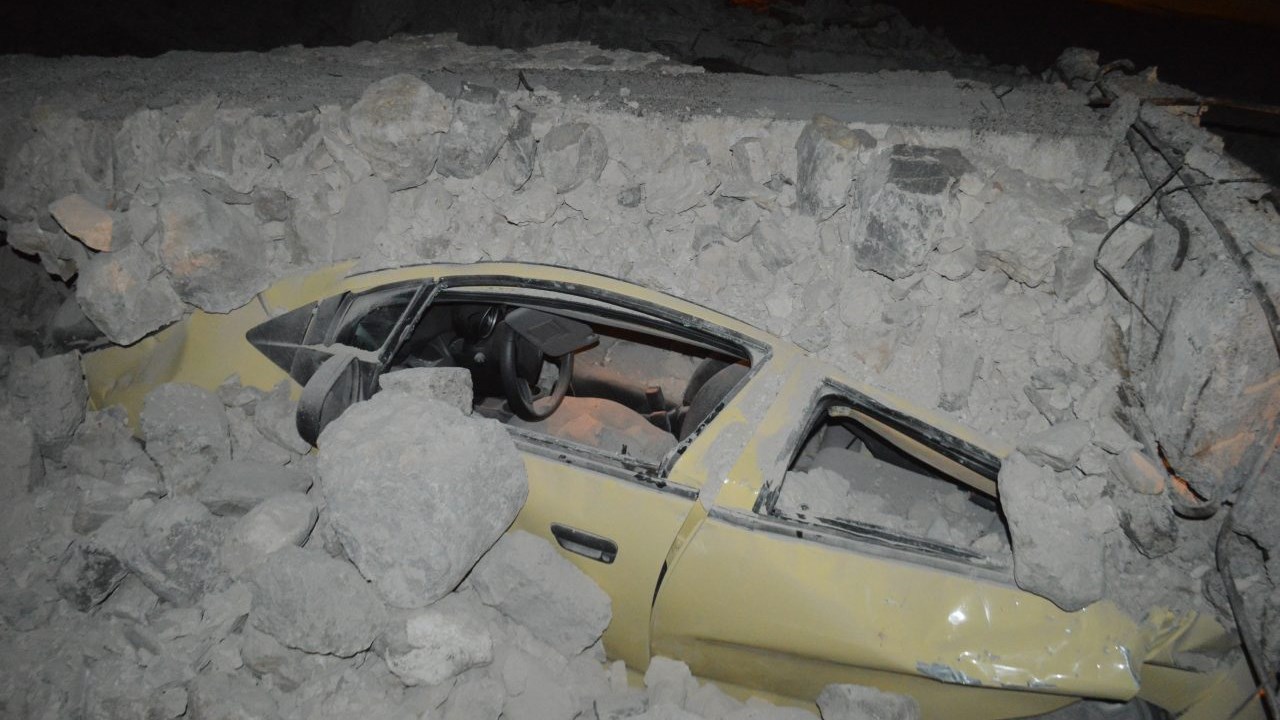 Συγκλονιστικές ΦΩΤΟ: Κατέρρευσε ολόκληρο κτίριο καταπλακώνοντας ένα αυτοκίνητο