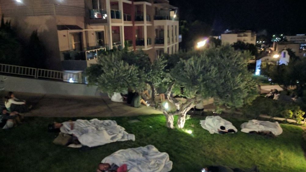 Οι τουρίστες κοιμήθηκαν στο γρασίδι – ΒΙΝΤΕΟ – ΦΩΤΟ – ΤΩΡΑ