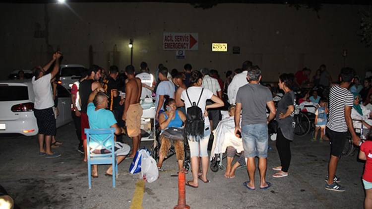 Τρόμος στην Τουρκία από τον σεισμό – Περίπου 100 άτομα τραυματίστηκαν ελαφρά πηδώντας από μπαλκόνια