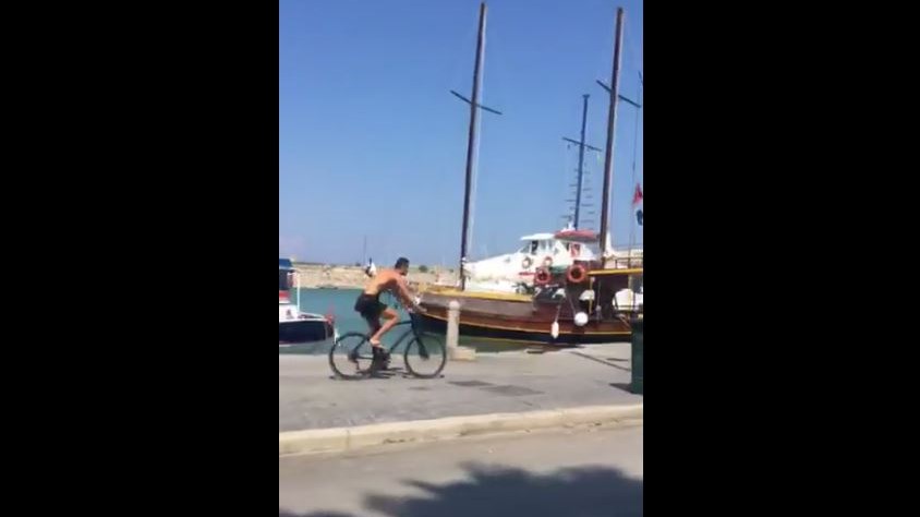 Τουρίστες κάνουν ποδήλατο στην Κω – ΒΙΝΤΕΟ