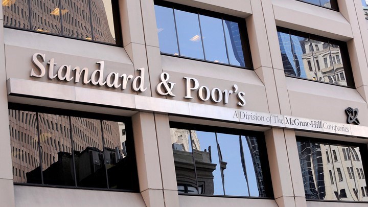 S&P: Διατήρησε το αξιόχρεο της Ελλάδας στο Β- και αναβάθμισε την προοπτική του σε θετική