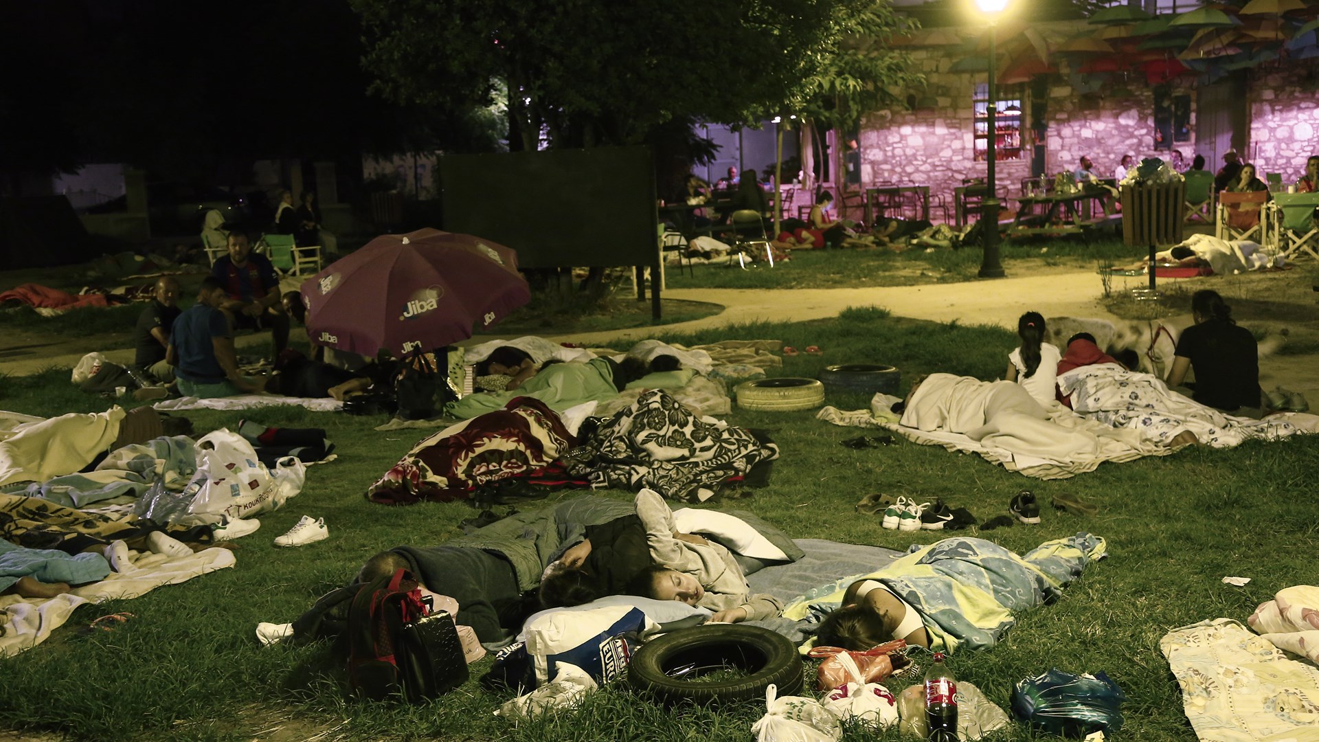 Κάτοικοι της Κω και τουρίστες κοιμήθηκαν σε πάρκα φοβούμενοι νέο σεισμό – ΦΩΤΟ