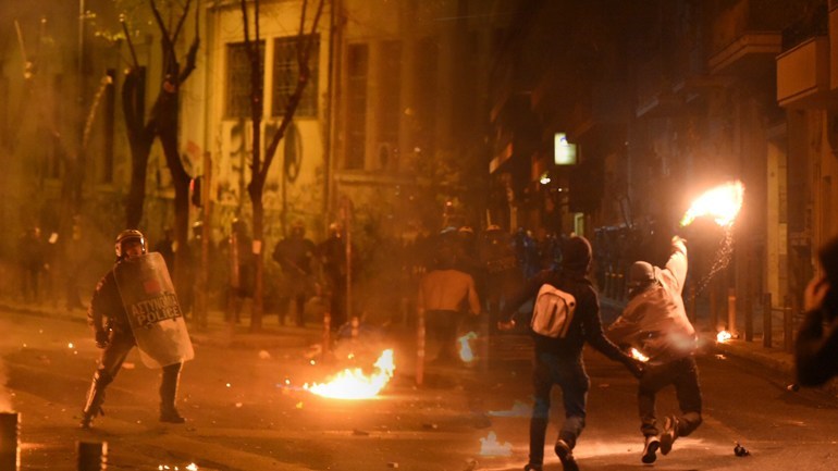 Ένταση τη νύχτα στα Εξάρχεια – Νέες επιθέσεις με μολότοφ κατά αστυνομικών