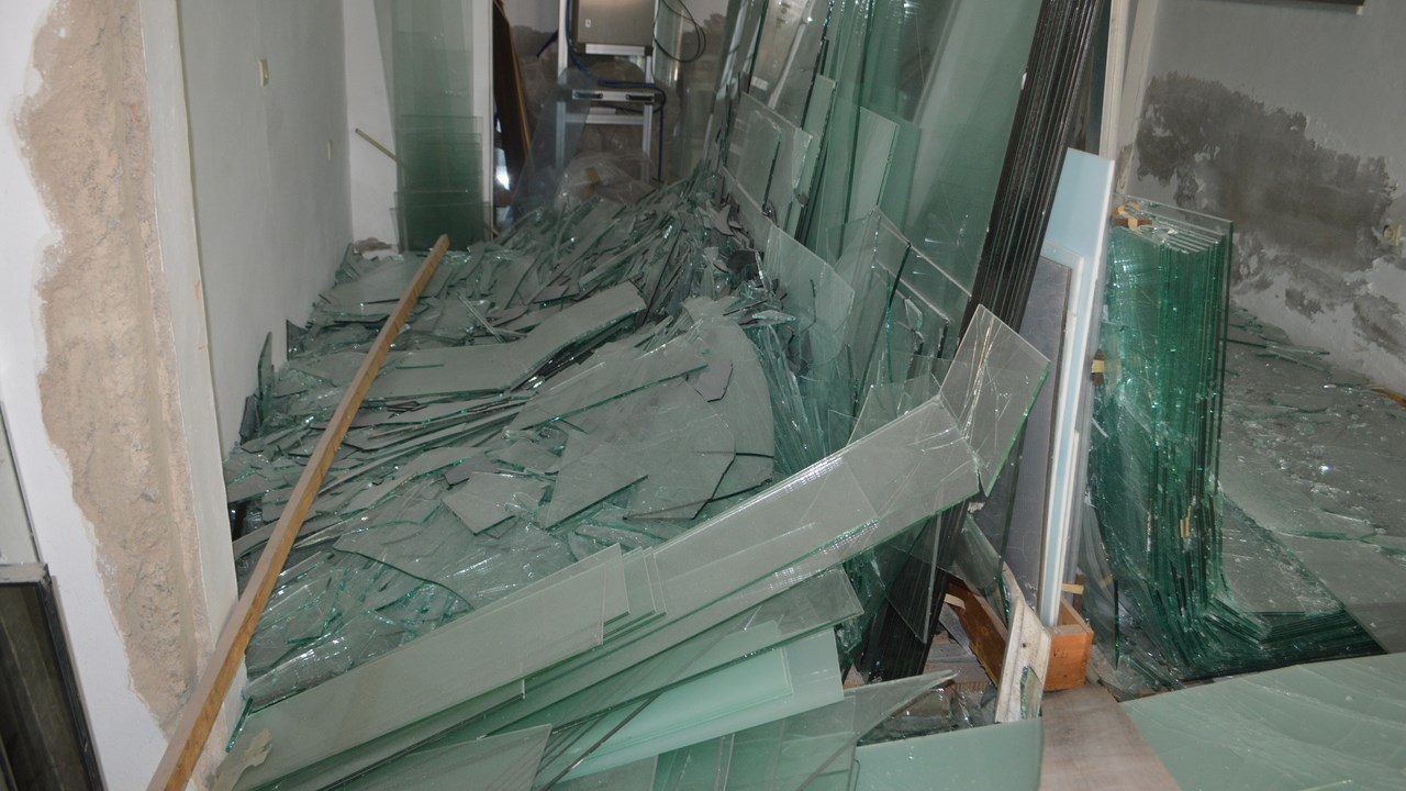 Ανυπολόγιστες ζημιές σε αποθήκη τζαμιών στην Κω από τον σεισμό – ΦΩΤΟ