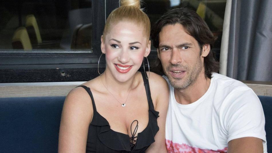 Τα «καυτά» φιλιά του Σπαλιάρα με την σύντροφό του – ΦΩΤΟ