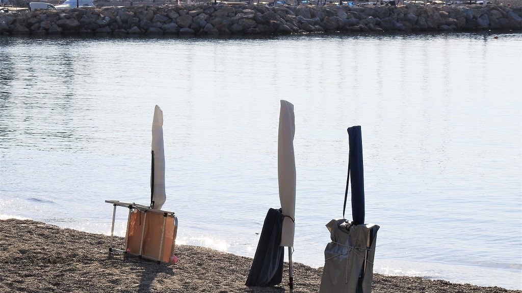 Ο πόλεμος της ξαπλώστρας: Τις δένουν με… αλυσίδες για να κρατήσουν θέση – ΦΩΤΟ