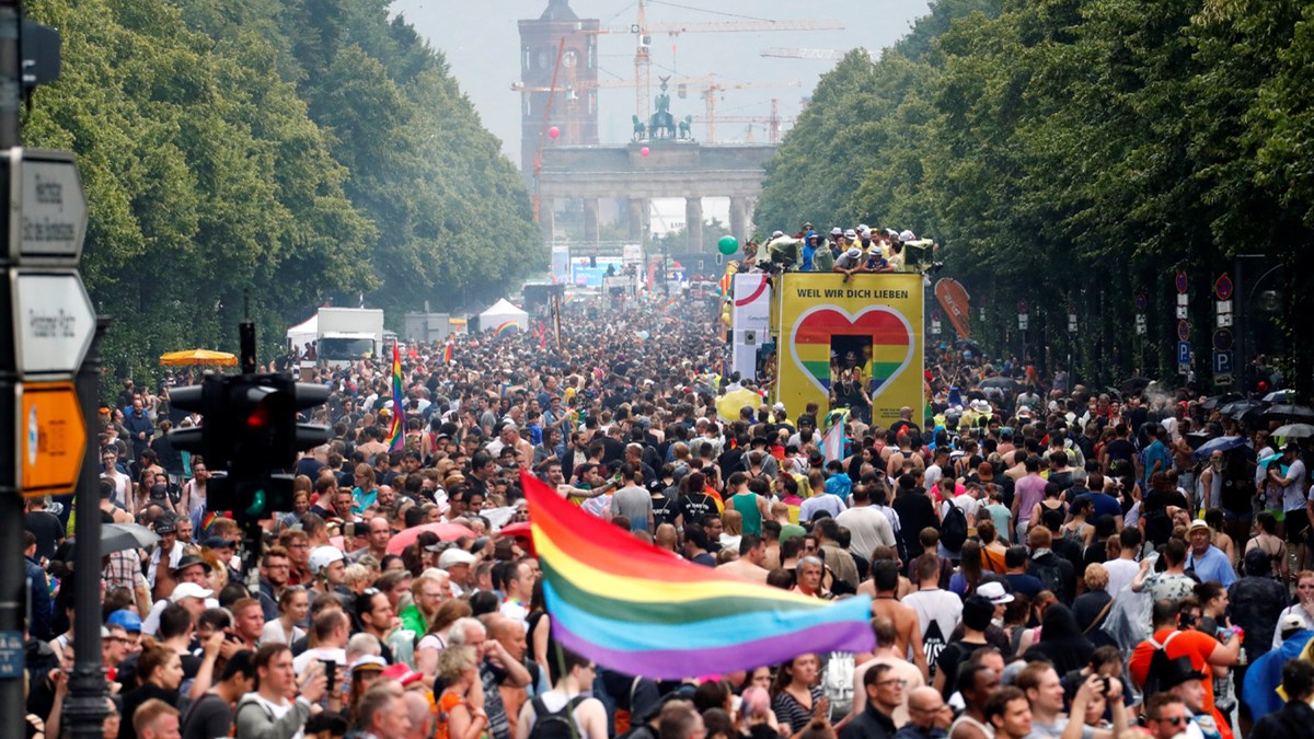 Το Βερολίνο γιόρτασε στο Gay Pride τον νόμο για τον γάμο των ομοφυλοφίλων – ΦΩΤΟ
