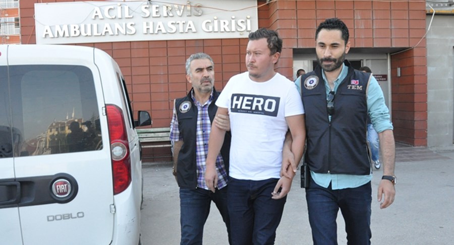 Αν φοράς μπλουζάκι που γράφει «ήρωας» στην Τουρκία κινδυνεύεις να… πας φυλακή