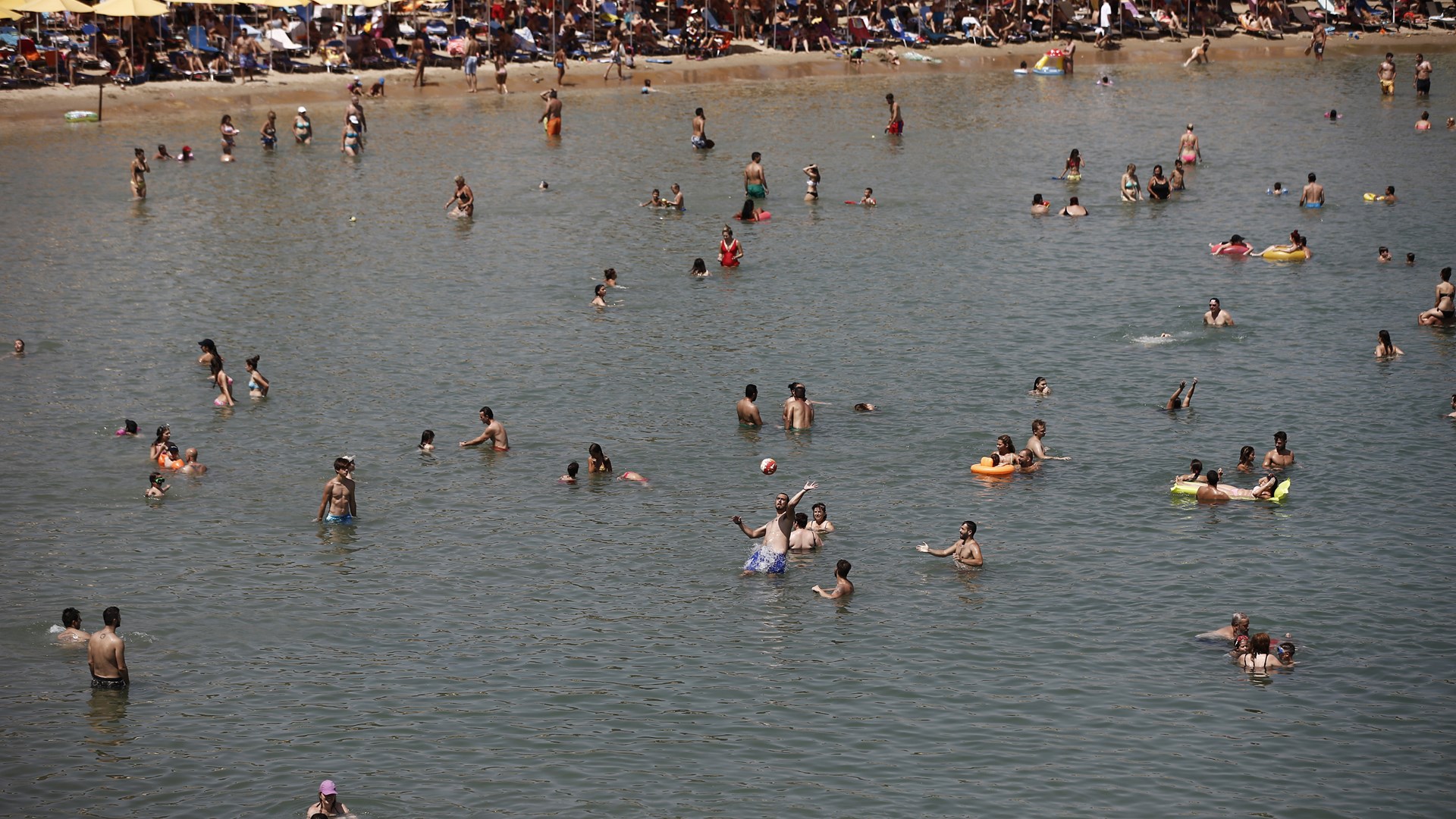 Γέμισαν οι παραλίες της Αττικής – ΦΩΤΟ