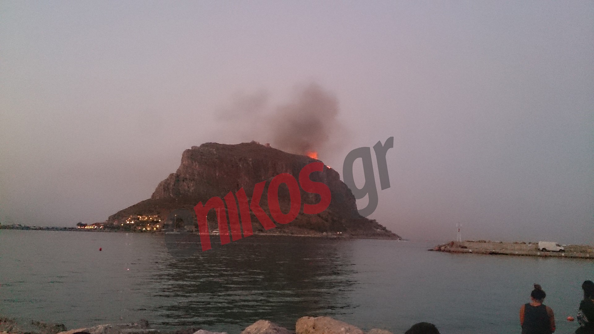 ΦΩΤΟ και ΒΙΝΤΕΟ από τη φωτιά στο Κάστρο της Μονεμβασιάς