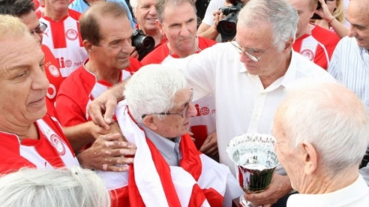 Θλίψη στον Ολυμπιακό – Έφυγε από τη ζωή ο Θανάσης Μπέμπης