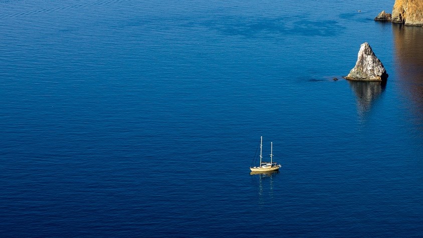 Ποια ελληνική παραλία βρίσκεται στις 10 κορυφαίες για βόλτα με σκάφος;