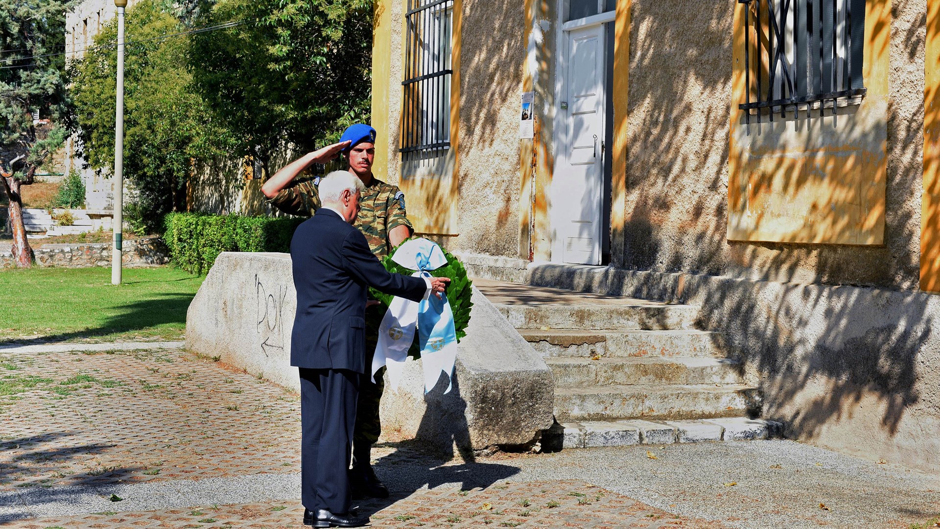Ο Πρόεδρος της Δημοκρατίας κατέθεσε στεφάνι στην προτομή του Σπύρου Μουστακλή – ΦΩΤΟ