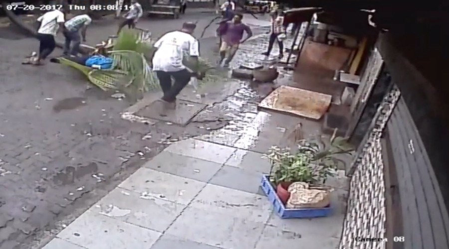 Βίντεο-σοκ: Δέντρο καταπλάκωσε παρουσιάστρια στην Ινδία – ΒΙΝΤΕΟ