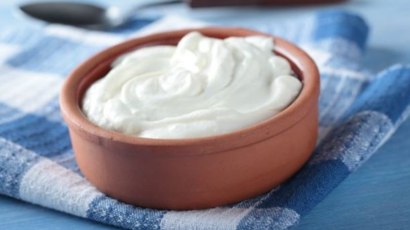 Δείτε τι θα συμβεί αν ρίξετε γιαούρτι στη λεκάνη της τουαλέτας