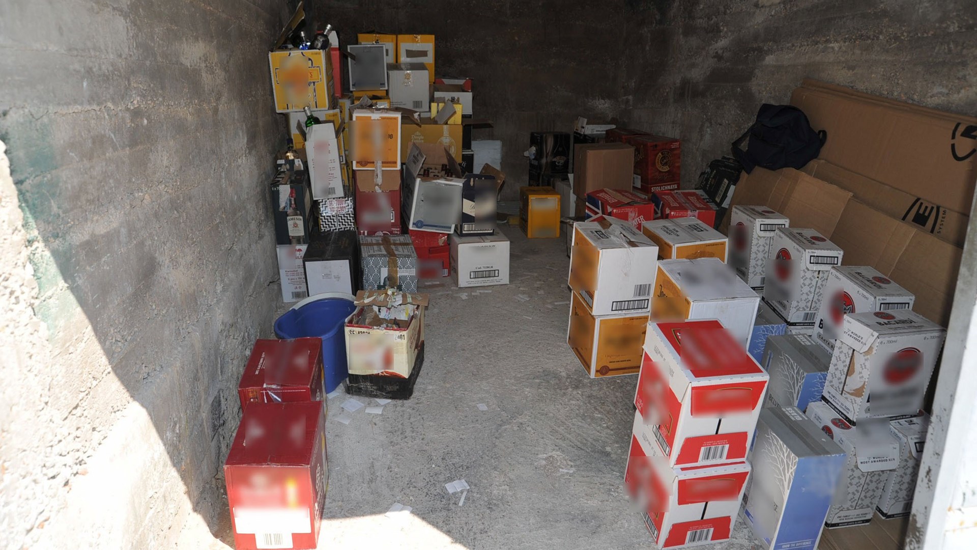 Θα γέμιζαν τα μπαρ με 12 τόνους ποτά “μπόμπες” – ΦΩΤΟ