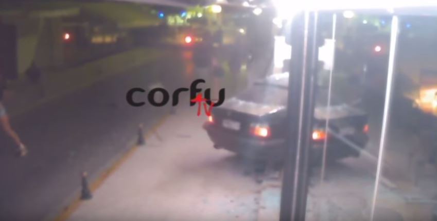 Βίντεο που σοκάρει – Αυτοκίνητο εισέβαλε σε μπαρ στην Κέρκυρα – ΒΙΝΤΕΟ