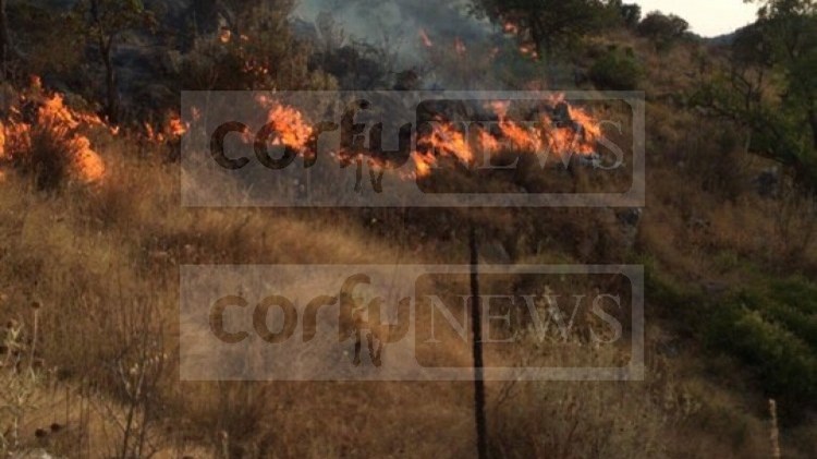 Σε εξέλιξη η φωτιά στην Κέρκυρα -Ποιες περιοχές είναι σε υψηλό κίνδυνο – ΦΩΤΟ