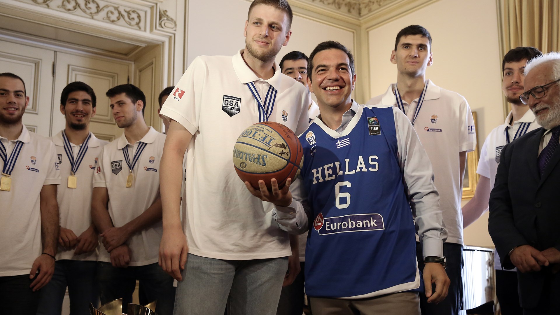 Τη φανέλα της Εθνικής Νέων φόρεσε ο Τσίπρας – ΦΩΤΟ