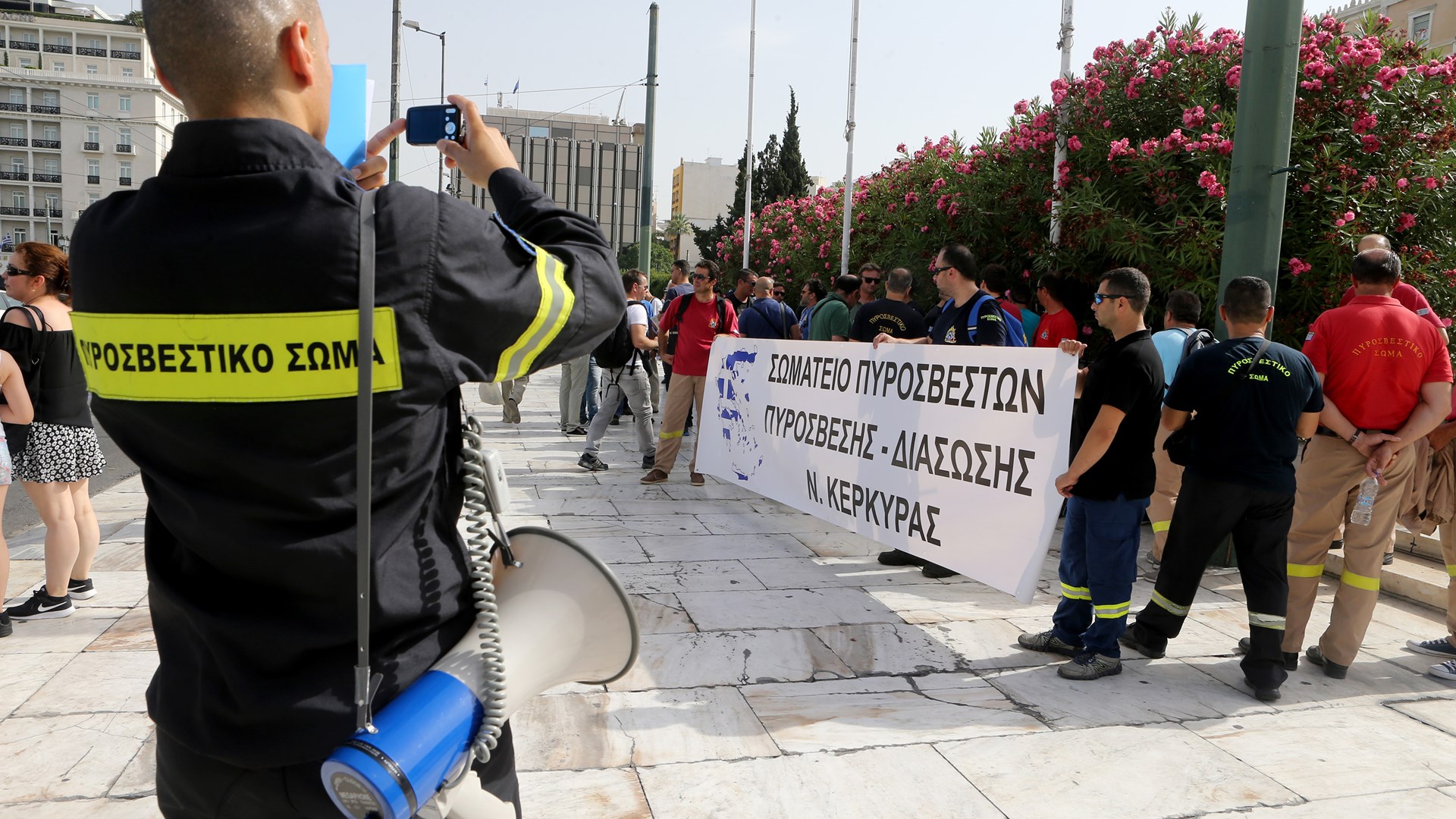 Συγκέντρωση διαμαρτυρίας συμβασιούχων πυροσβεστών στη Βουλή – ΦΩΤΟ