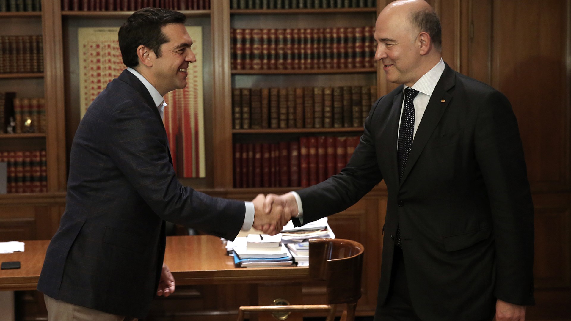 Τσίπρας στον Μοσκοβίσι: Με επιτυχημένο τρόπο επιστρέφουμε σήμερα στις αγορές – ΦΩΤΟ