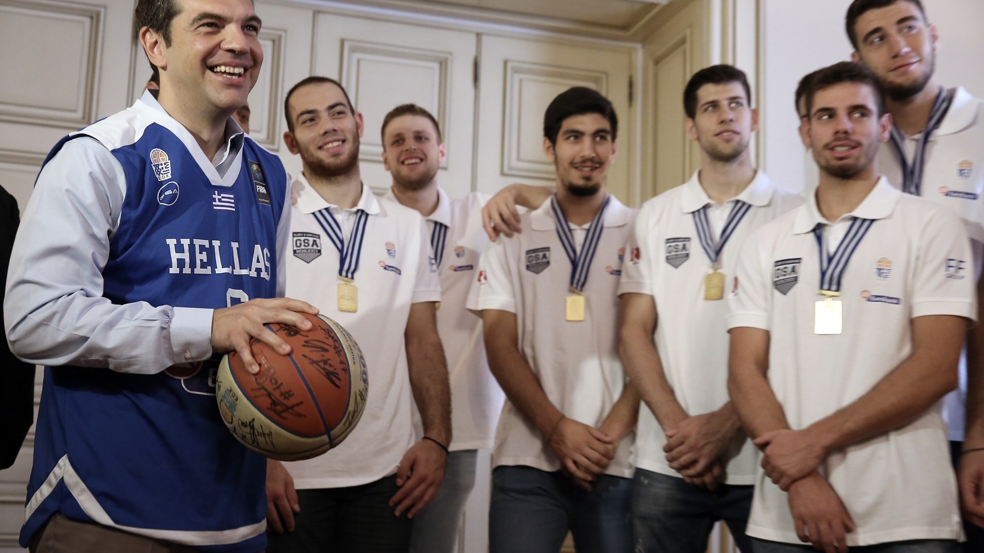Ο διάλογος του Τσίπρα με τα “χρυσά” παιδιά του ελληνικού μπάσκετ – ΒΙΝΤΕΟ