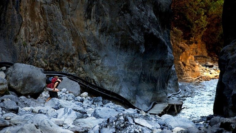 Συγκινεί ο πατέρας που πέρασε το φαράγγι της Σαμαριάς με την κόρη του στην πλάτη – ΦΩΤΟ