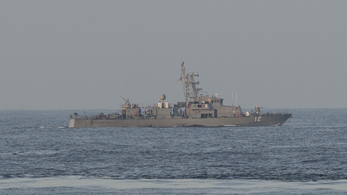Θερμό επεισόδιο στον Αραβικό Κόλπο – Άνοιξε πυρ πολεμικό πλοίο των ΗΠΑ