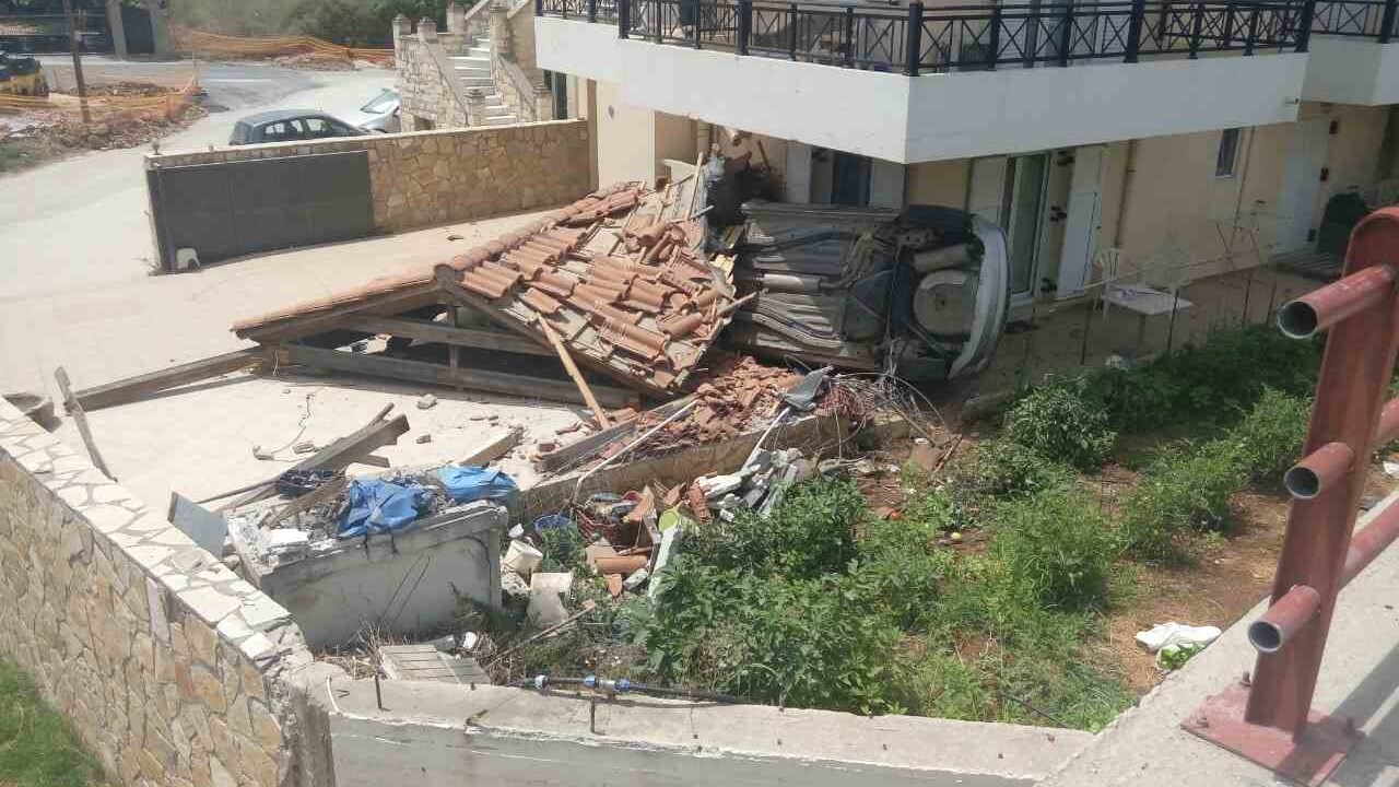 Αυτοκίνητο “προσγειώθηκε” σε αυλή σπιτιού – ΦΩΤΟ