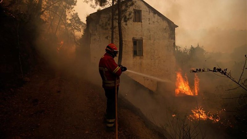 Πύρινος εφιάλτης στην Πορτογαλία – Εκκενώνονται 10 χωριά