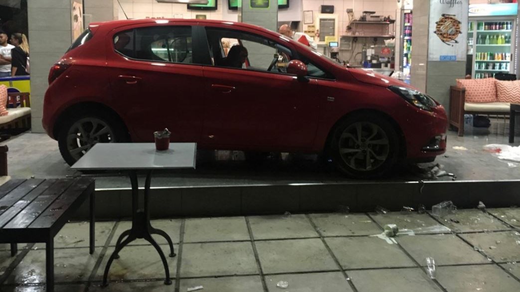 Αυτοκίνητο «εισέβαλε» σε καφετέρια – Τρεις τραυματίες – ΒΙΝΤΕΟ