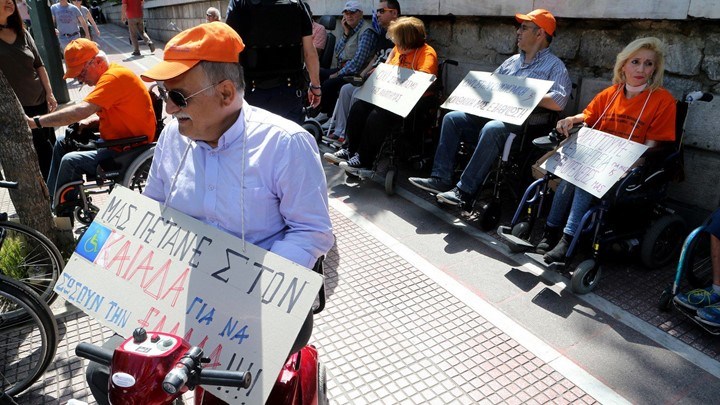 Με εισφορά αλληλεγγύης τα προνοιακά επιδόματα χιλιάδων αναπήρων