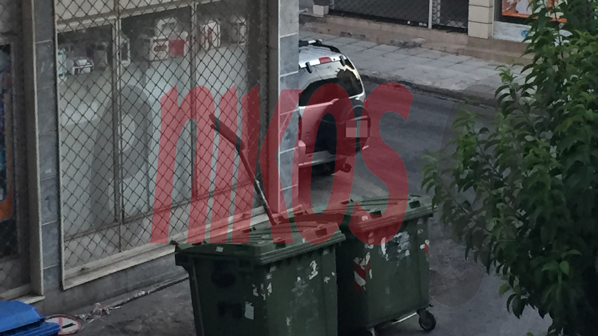 Πάρκαρε πάνω στο πεζοδρόμιο και σε στροφή λεωφορείου – ΦΩΤΟ αναγνώστη