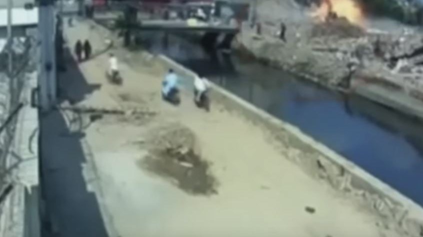 Η στιγμή που ανατινάζεται καμικάζι αυτοκτονίας στο Πακιστάν – ΒΙΝΤΕΟ