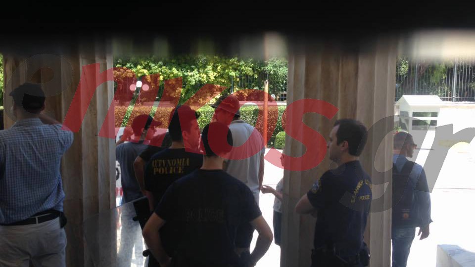 ΦΩΤΟ από την εισβολή του Ρουβίκωνα στο προαύλιο της βουλής