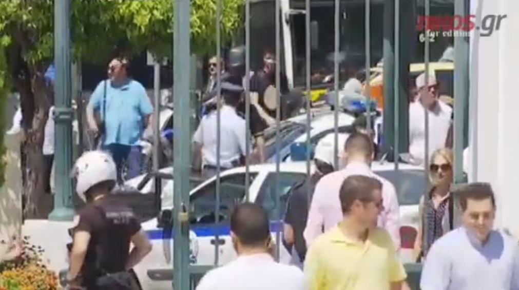 Αφέθηκαν ελεύθερα τα μέλη του Ρουβίκωνα που εισέβαλαν στο προαύλιο της Βουλής – ΒΙΝΤΕΟ