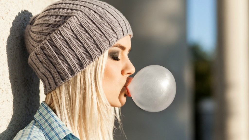 Κολλημένη τσίχλα σε μαλλιά ή ρούχα; Δείτε πώς να την βγάλετε πανεύκολα