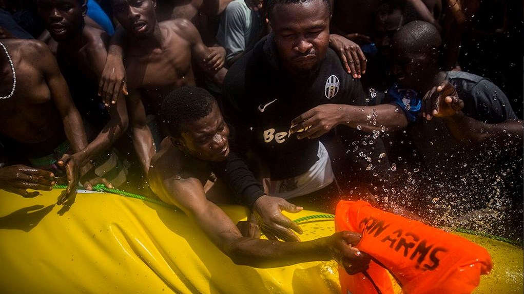 Σοκαριστικές φωτογραφίες από τη νέα τραγωδία με πρόσφυγες στη Μεσόγειο  – Σκληρές εικόνες