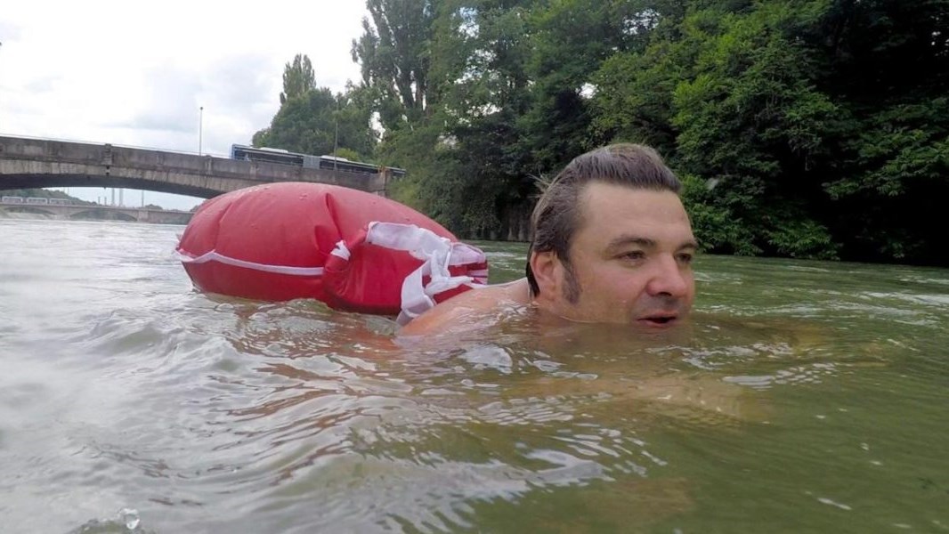 Κολυμπάει κάθε μέρα 2 χλμ. για να πάει στη δουλειά του – ΒΙΝΤΕΟ