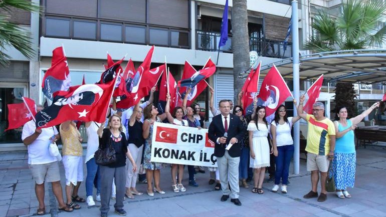 Συγκέντρωση Τούρκων εθνικιστών έξω από το ελληνικό προξενείο στη Σμύρνη – ΦΩΤΟ – ΒΙΝΤΕΟ
