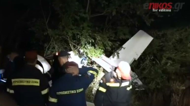 Οι πρώτες εικόνες από την πτώση του αεροσκάφους με δύο νεκρούς στη Λάρισα – BINTEO