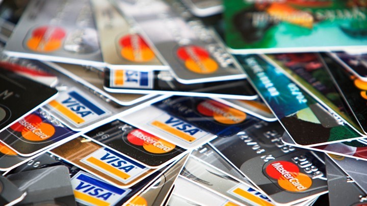 Μετρητά τέλος – Με χρεωστικές και πιστωτικές κάρτες οι πληρωμές φόρων