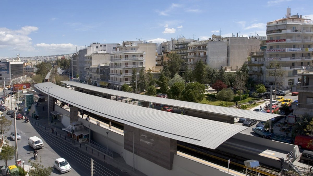 Εισβολή κουκουλοφόρων στον σταθμό ΗΣΑΠ του Περισσού – Έσπασαν μηχανήματα με ρόπαλα