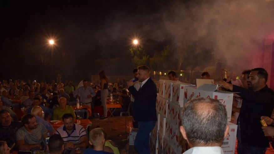 Η εντυπωσιακή είσοδος τραγουδιστή σε πανηγύρι στο Τρίκορφο Ναυπακτίας – ΒΙΝΤΕΟ