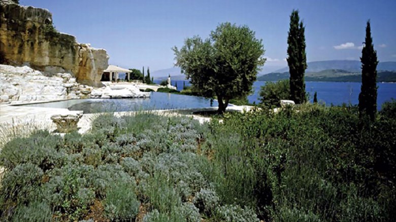 Σε αυτή τη βίλα στην Κέρκυρα διαμένουν ο πρίγκιπας Κάρολος και η Καμίλα – ΦΩΤΟ