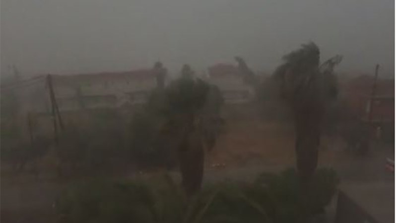 Συγκλονιστικές εικόνες από το μπουρίνι που έπληξε την Κεφαλονιά – Φωτιά από πτώση κεραυνού – ΒΙΝΤΕΟ